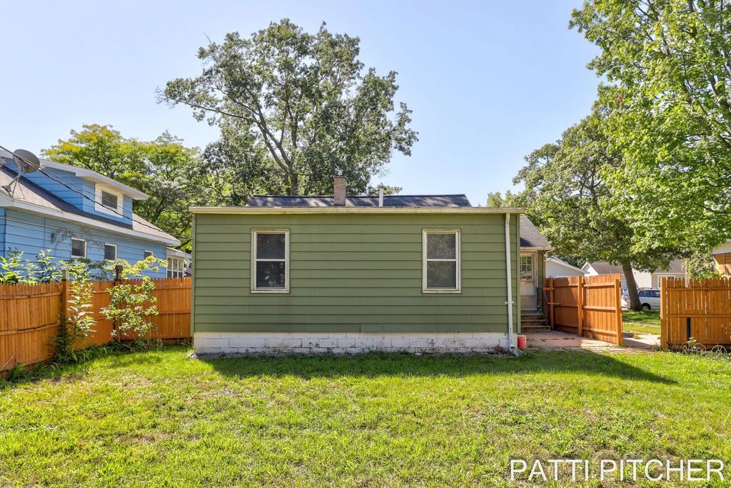 1531 Pennoyer Avenue, Grand Haven Property Listing: MLS® #26051524