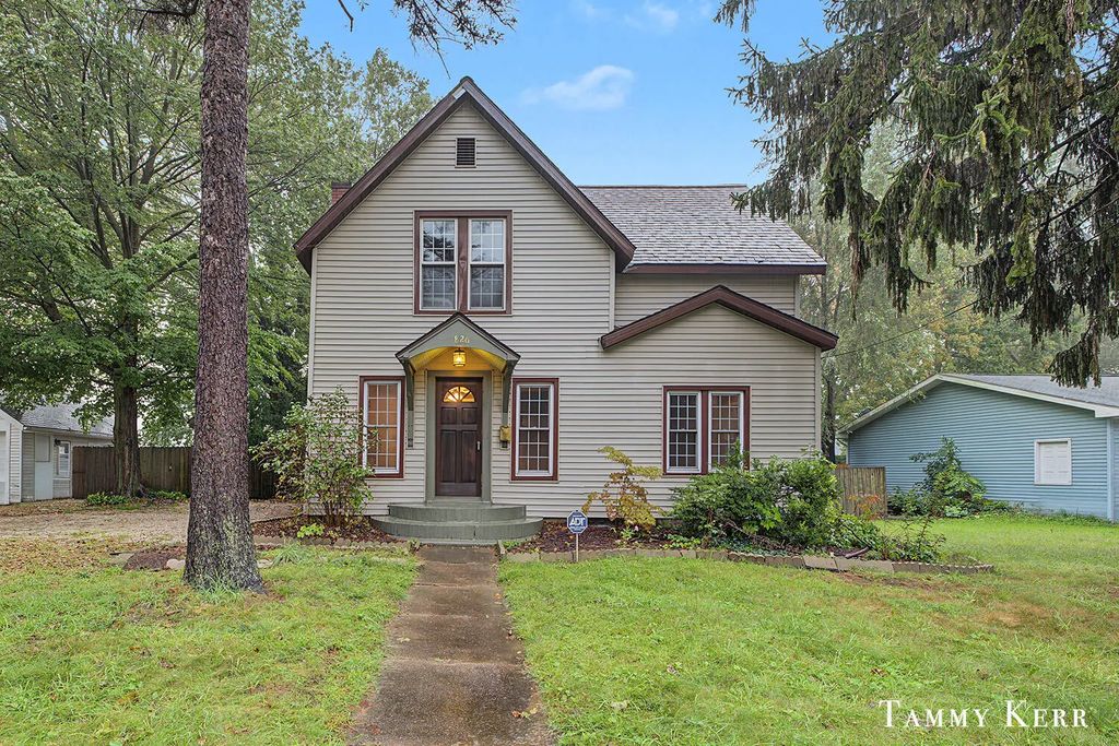 826 Phoenix Street, South Haven