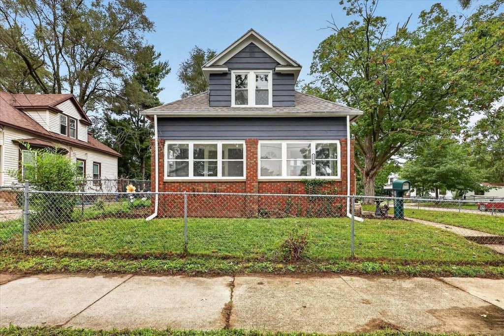 1009 Adams Street, Grand Rapids
