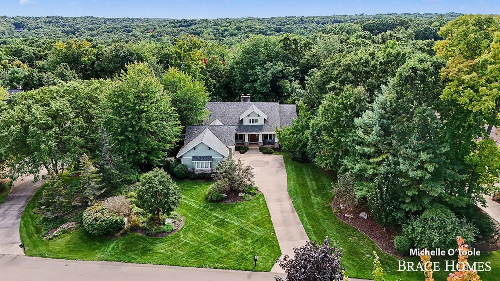 4260 S Oak Pointe Court, Grand Rapids