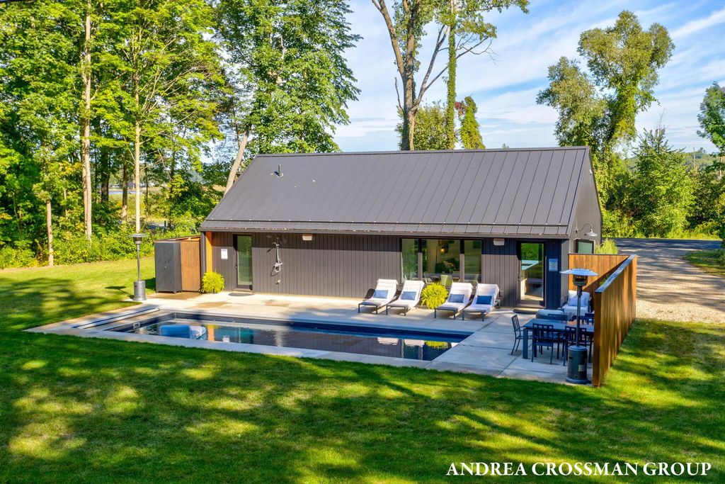 6346 Riverside Road, Fennville