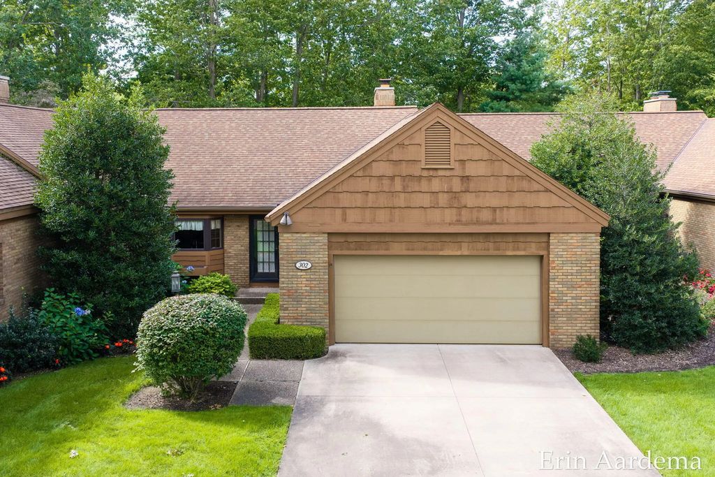 302 Foxcroft Circle, Holland
