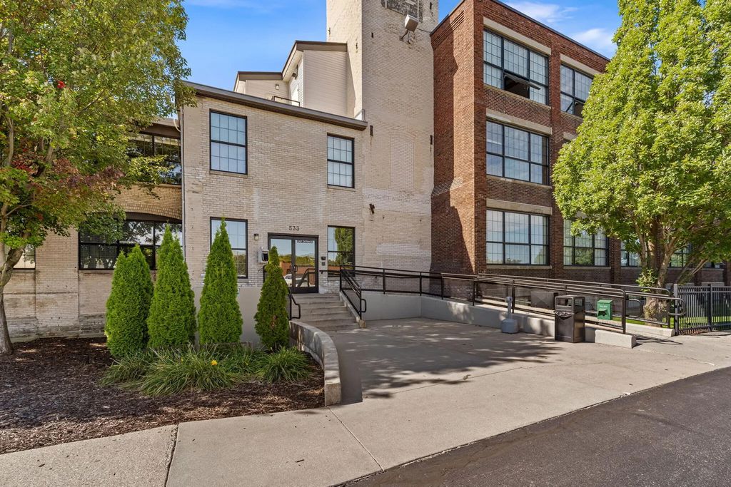 533 Columbia Avenue 18, Holland