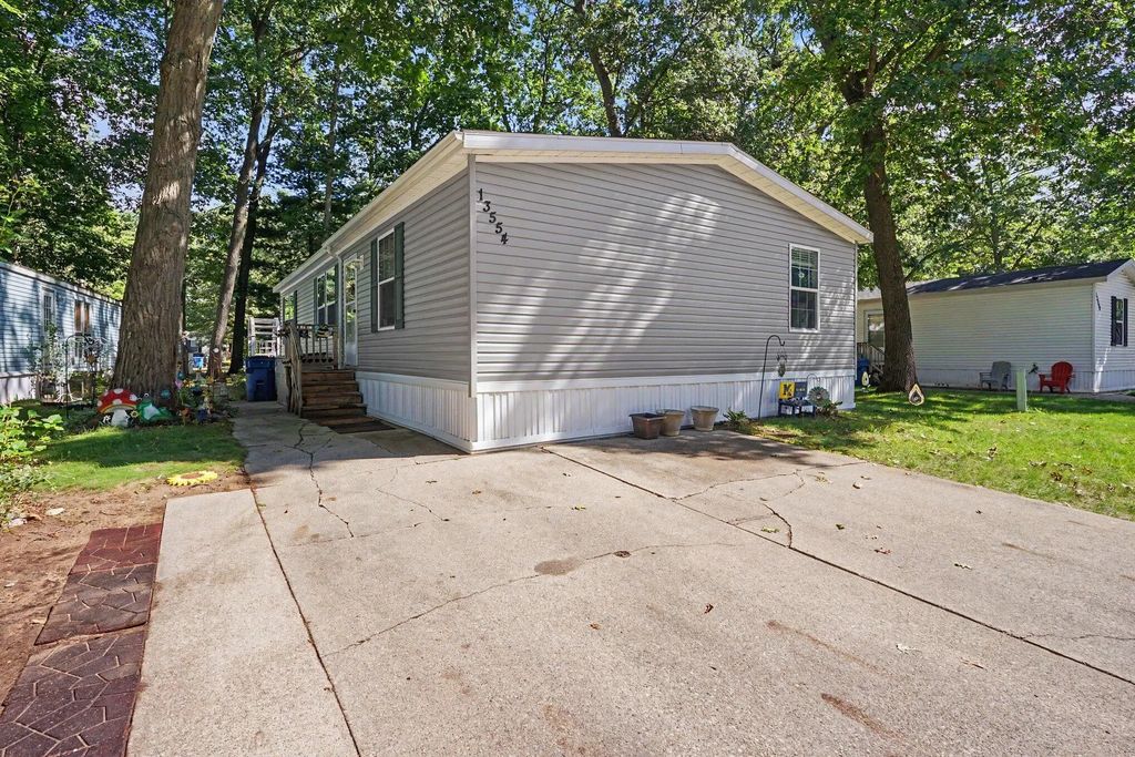 13554 Pinewood Drive, Grand Haven