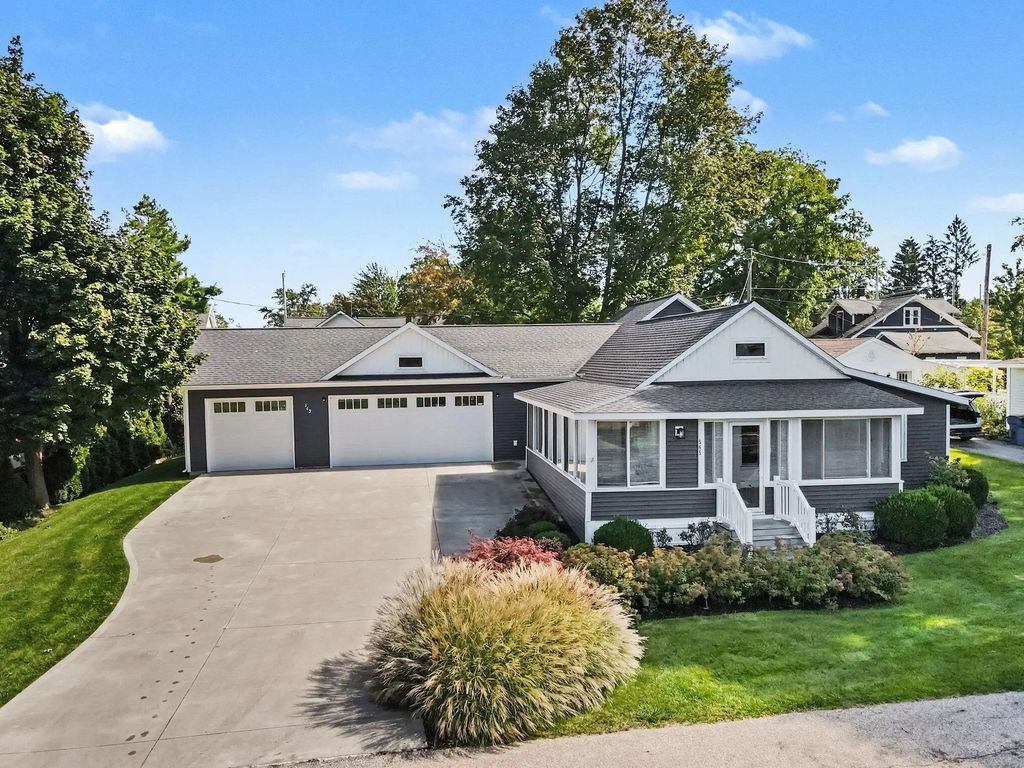 565 Grove Avenue, Holland
