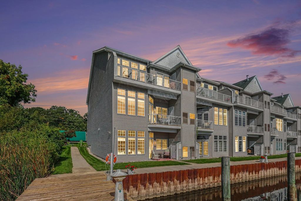 2411 Lake Avenue 52, Muskegon
