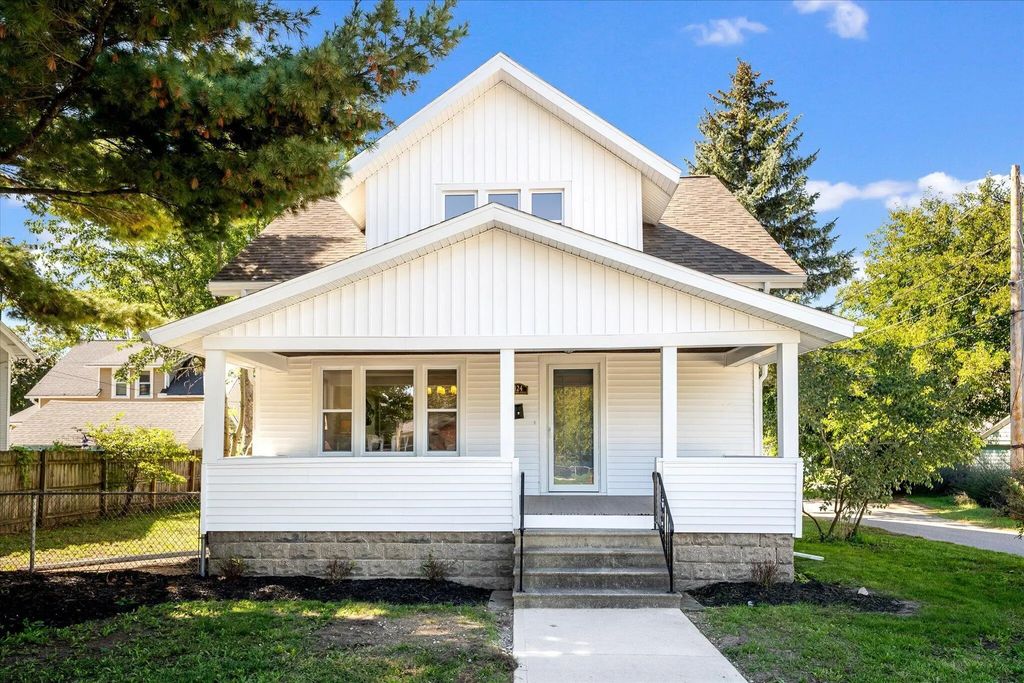 424 Van Raalte Avenue, Holland