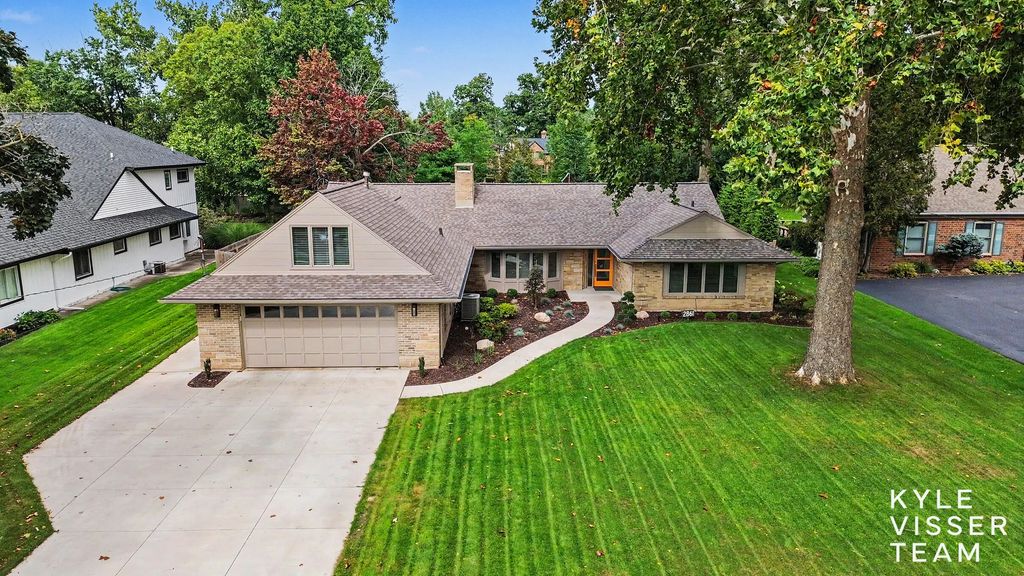 2861 Woodcliff Circle, East Grand Rapids