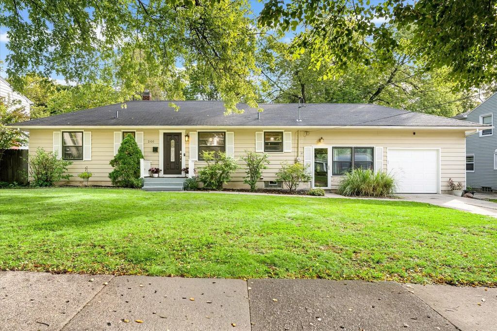 2100 Cambridge Drive, Grand Rapids