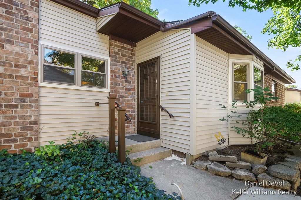 2697 Chatham Woods Drive, Grand Rapids