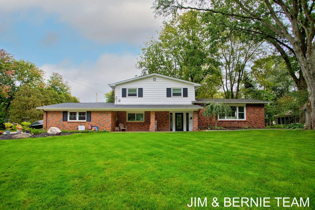 500 Greenbrier Drive, Grand Rapids
