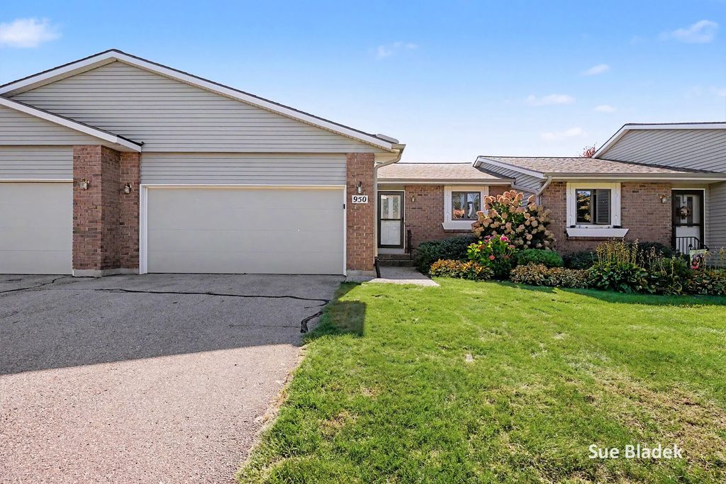 950 Village Court, Holland
