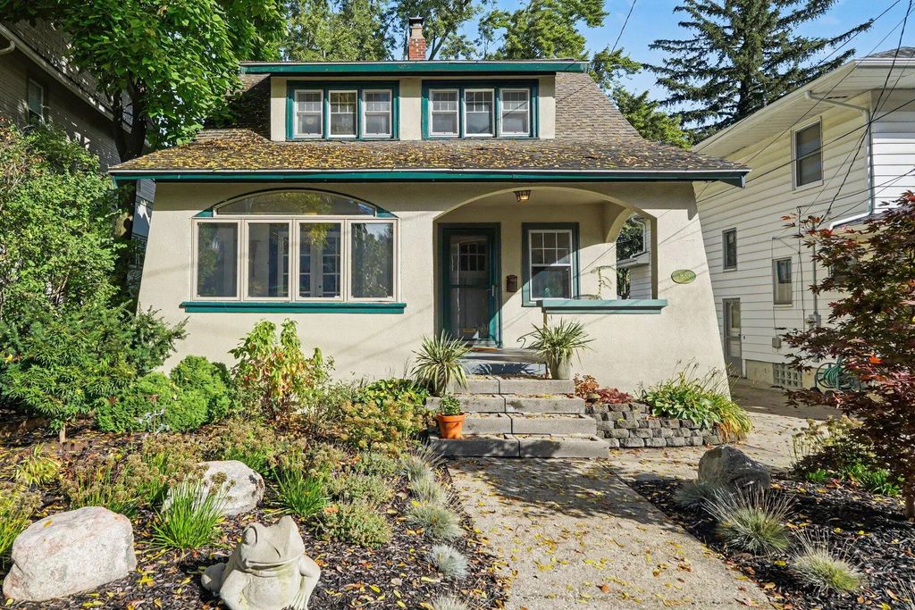 1653 Wealthy Street, East Grand Rapids