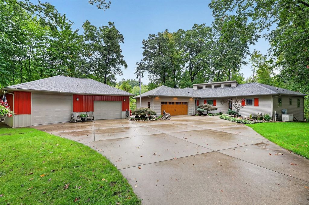 326 Midlakes Boulevard, Plainwell