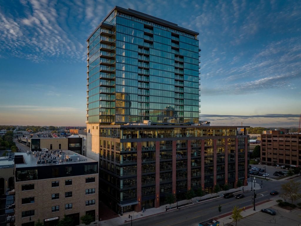 144 Oakes Street 2203, Grand Rapids