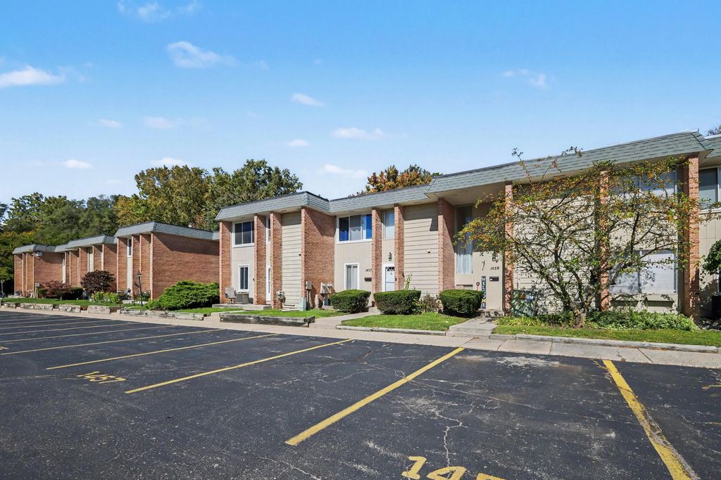 1457 N Saxony Drive 14, Grand Rapids