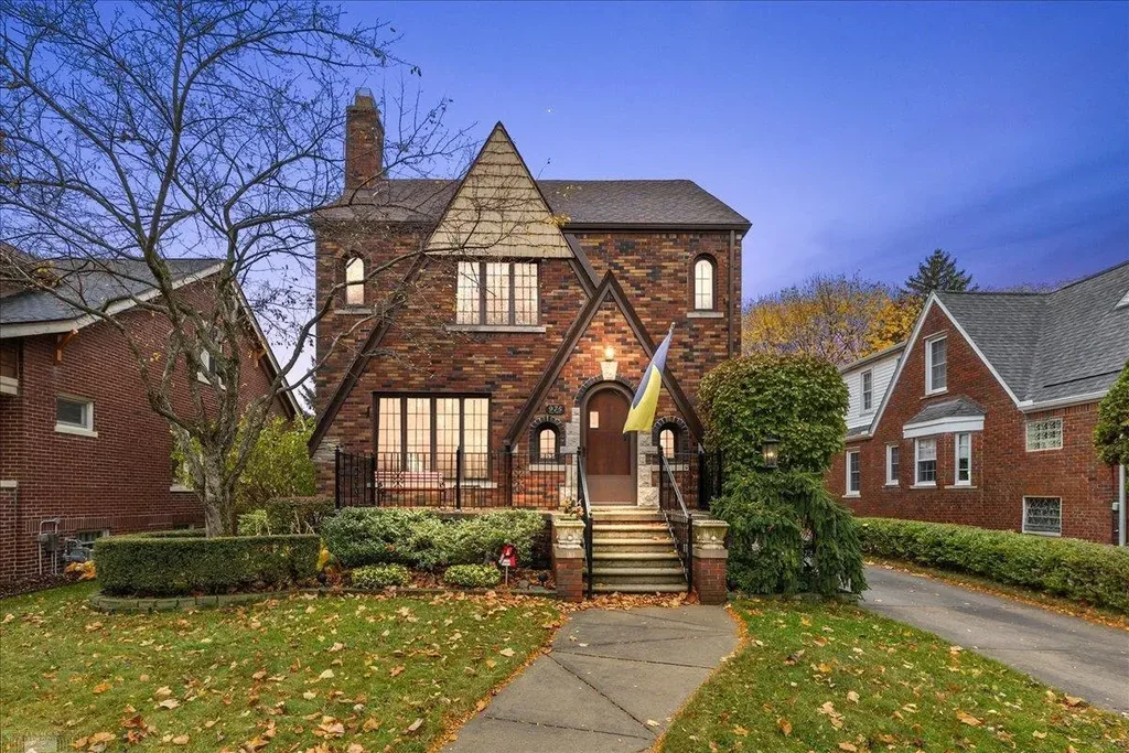 975 Fisher Road, Grosse Pointe