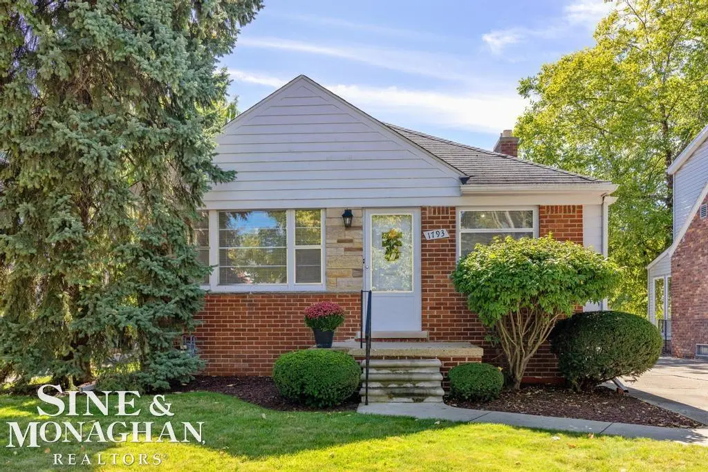 1793 Roslyn Road, Grosse Pointe Woods