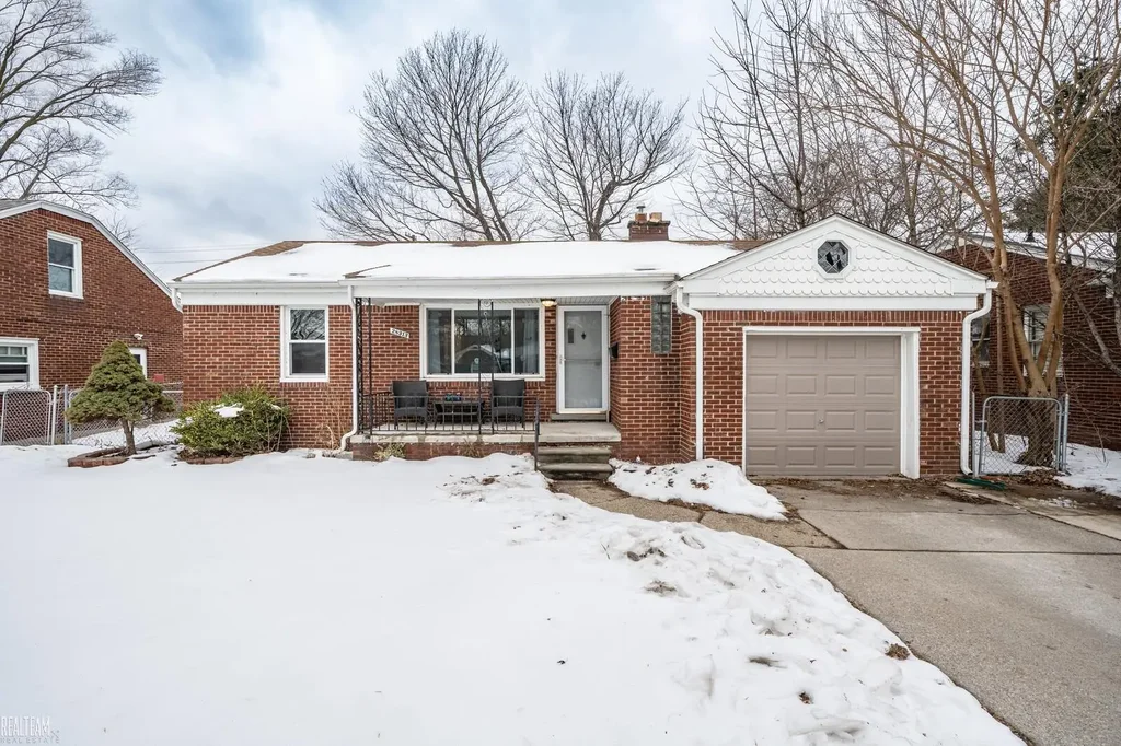 28313 Hughes Street, Saint Clair Shores