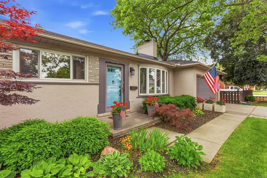 26360 Jefferson Avenue, Saint Clair Shores
