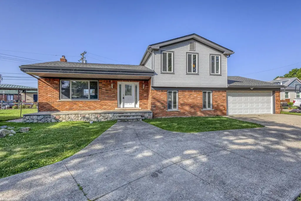 22770 Worthington Ct Court, Saint Clair Shores