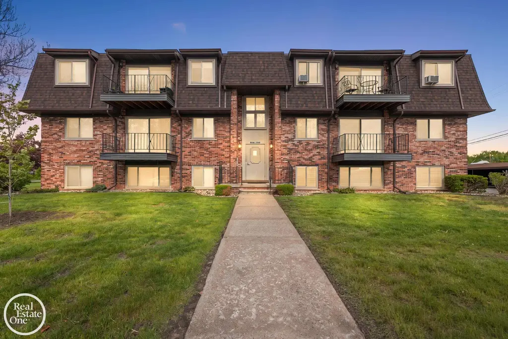 225 Riviera Drive, Saint Clair Shores
