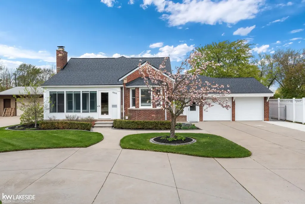 21215 E 11 Mile Road, Saint Clair Shores