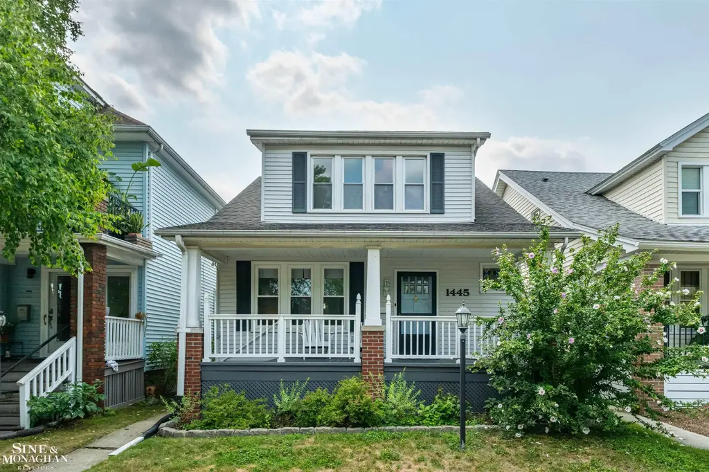 1445 Lakepointe Street, Grosse Pointe Park