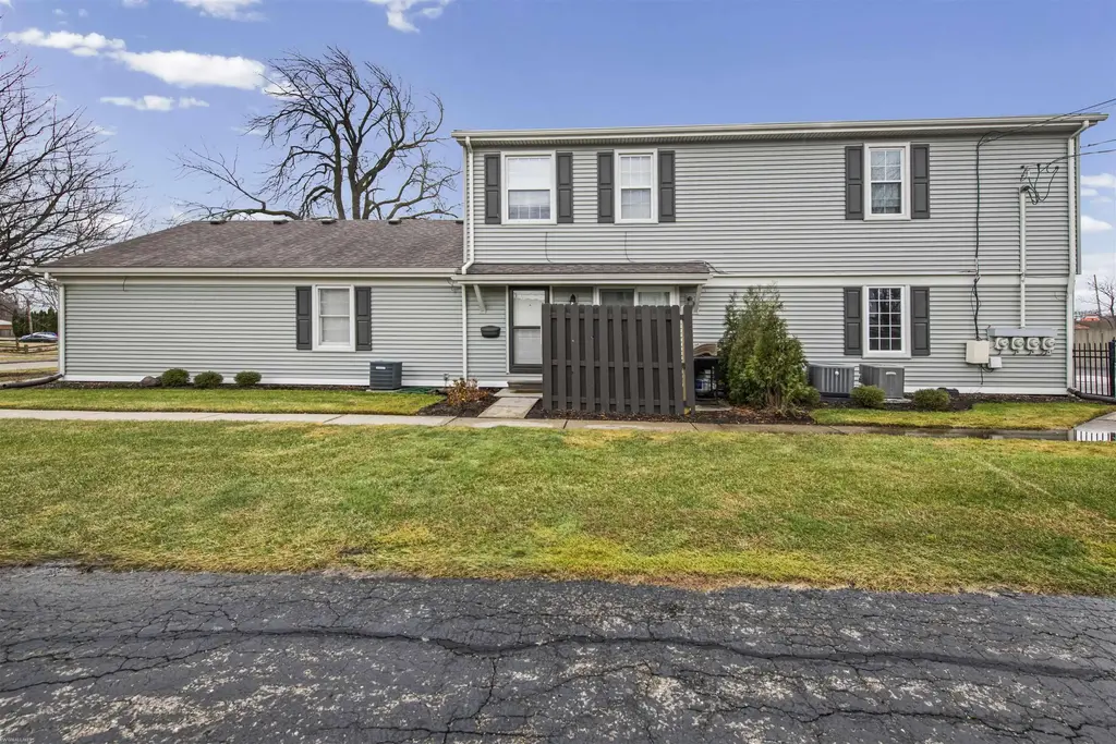 21627 E 11 Mile Road, Saint Clair Shores