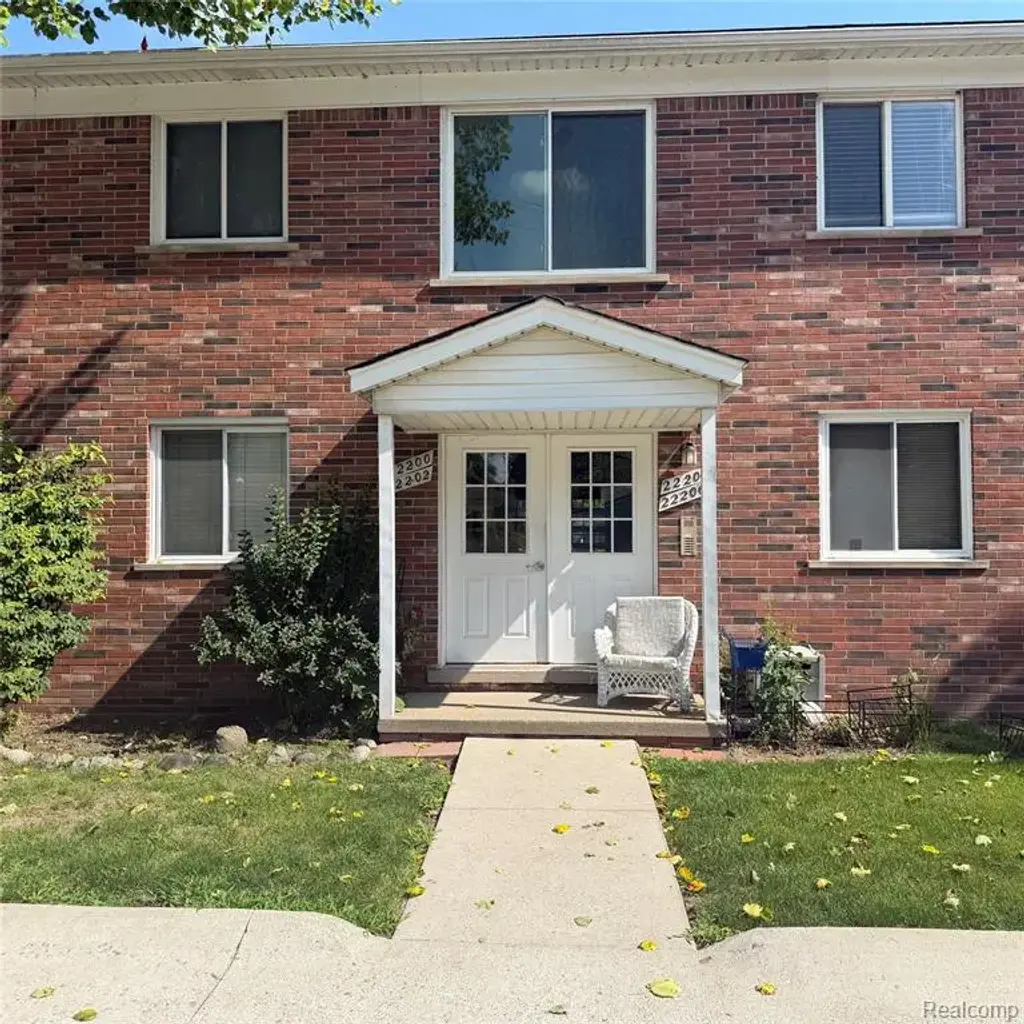22204 E 11 Mile Road, Saint Clair Shores