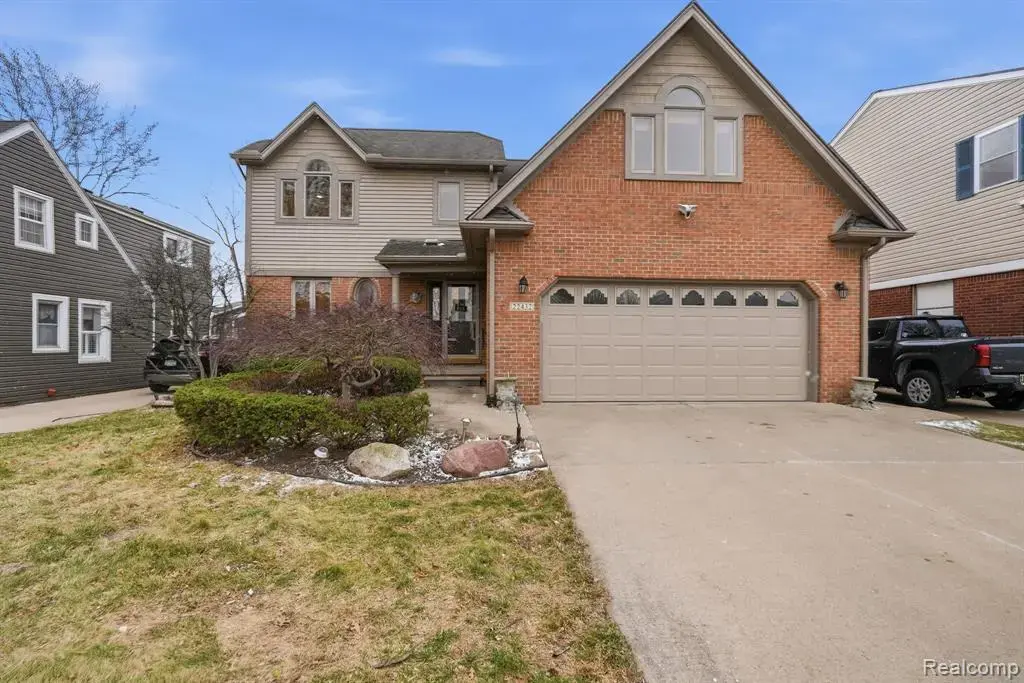 22432 Pointe Drive, Saint Clair Shores