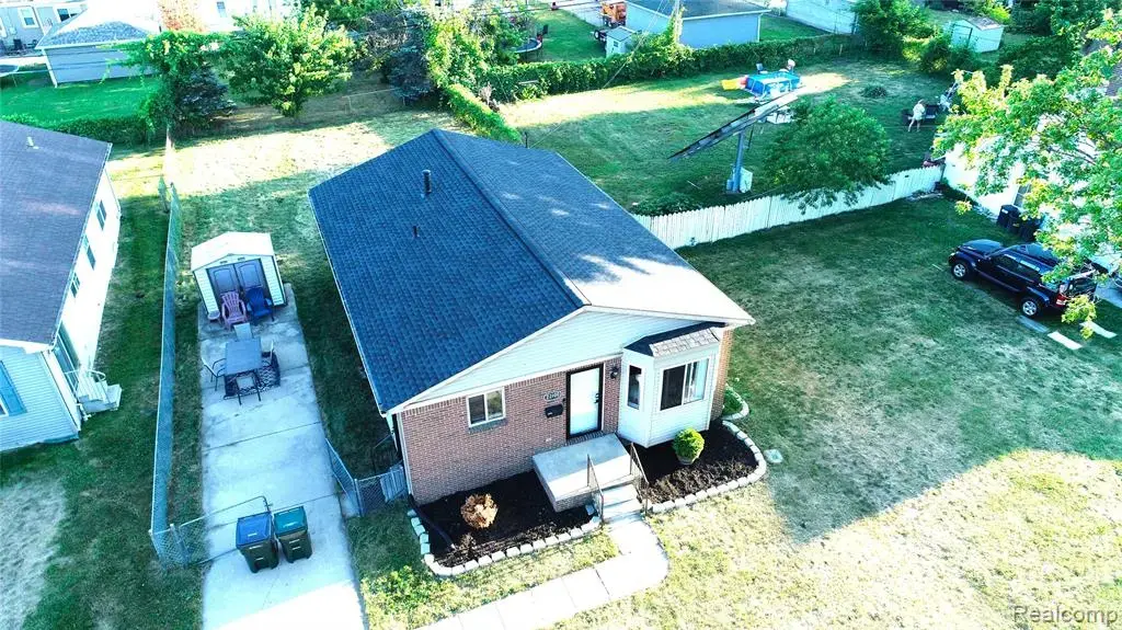 22100 Pleasant Street, Saint Clair Shores