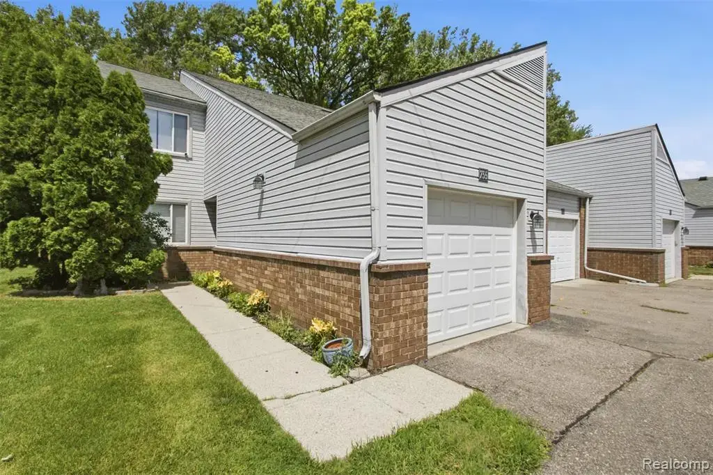735 Claire Pointe Circle, Saint Clair Shores