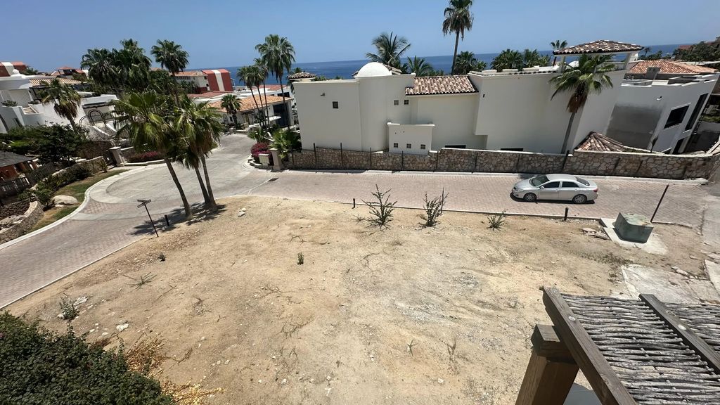 Walk To The Beach Lot, Cabo Corridor
