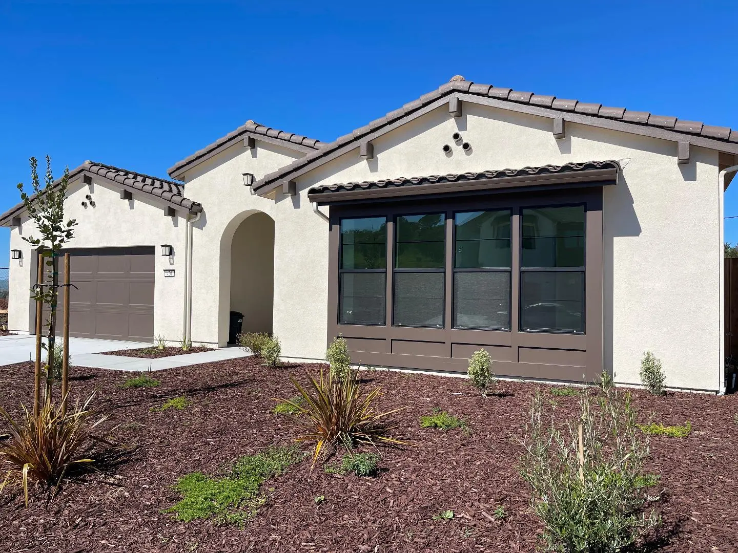 420 Maria, HOLLISTER