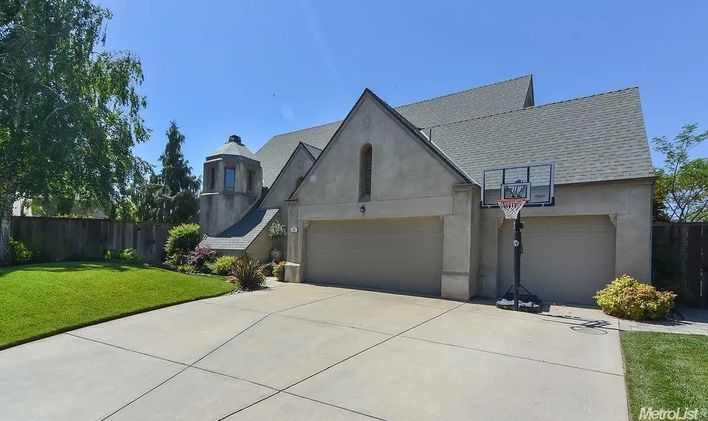 896 Cinnamon Teal Ct, Manteca
