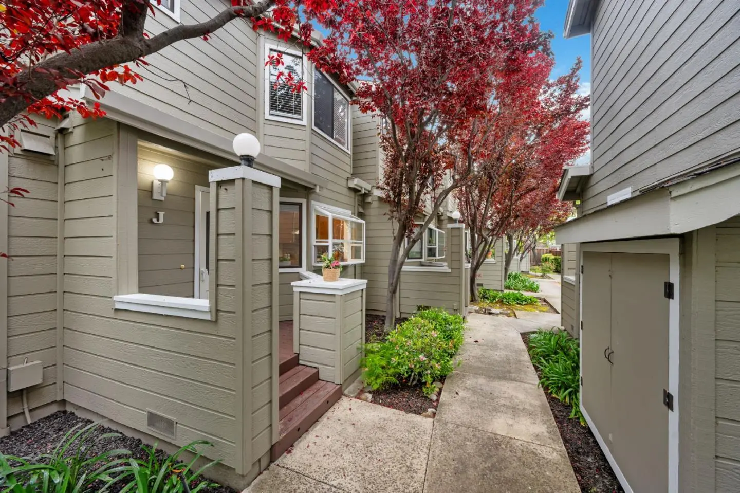 2071 Plymouth St J, MOUNTAIN VIEW