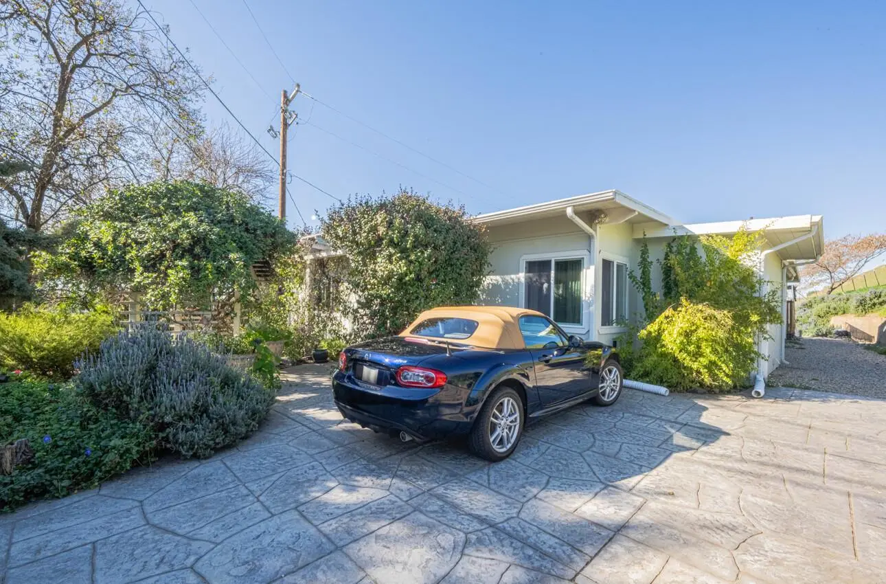 820 Comstock Rd, Hollister