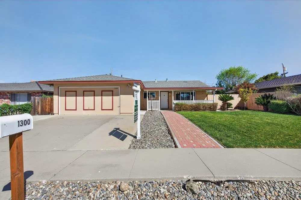 1300 Mesa Dr, HOLLISTER