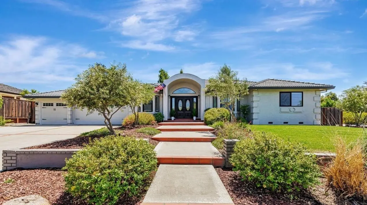 640 S Ridgemark Dr, Hollister