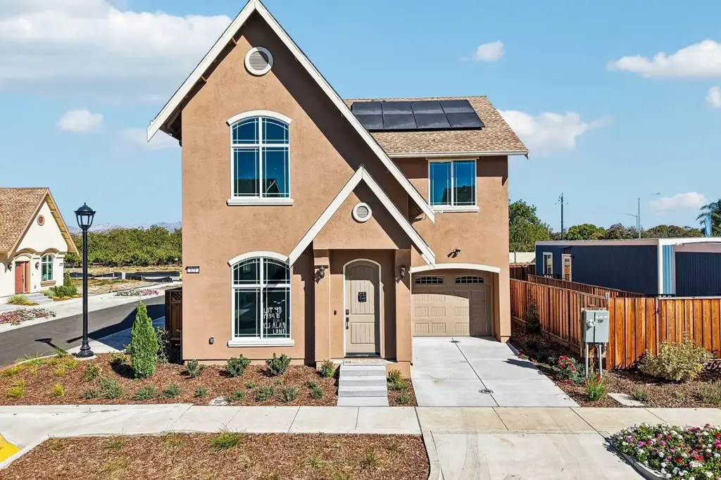121 Alan Ln, HOLLISTER