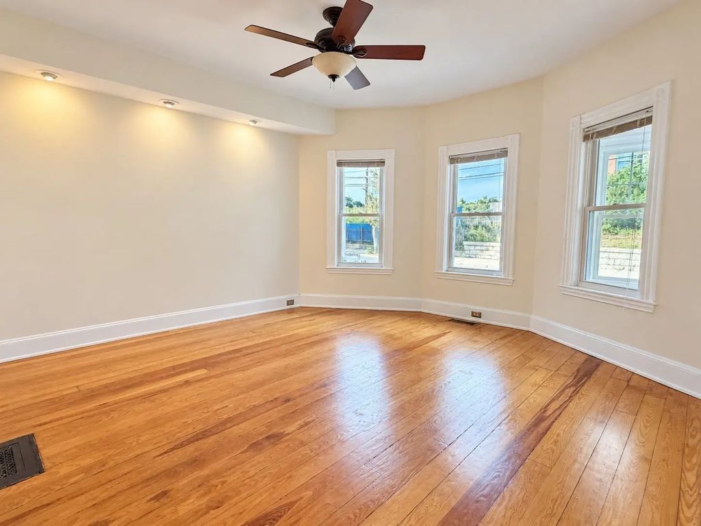 155 Oak St, Newton