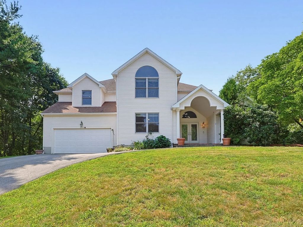 250 Palisades Cir, Stoughton