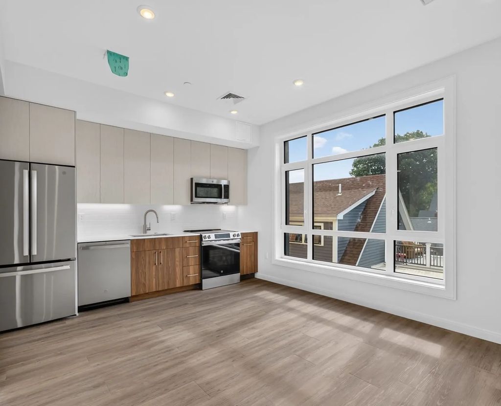 13 Warwick St #303, Somerville