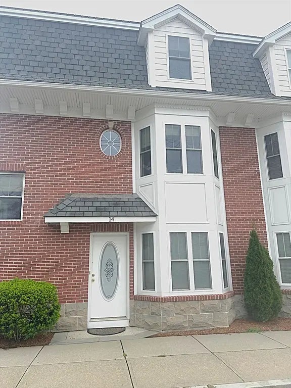 909 Washington St #14, Norwood