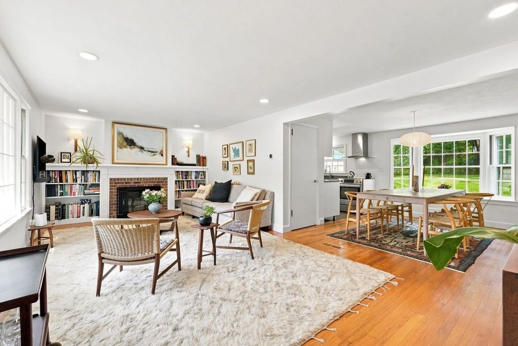 52 Blue Hills Rd, Amherst