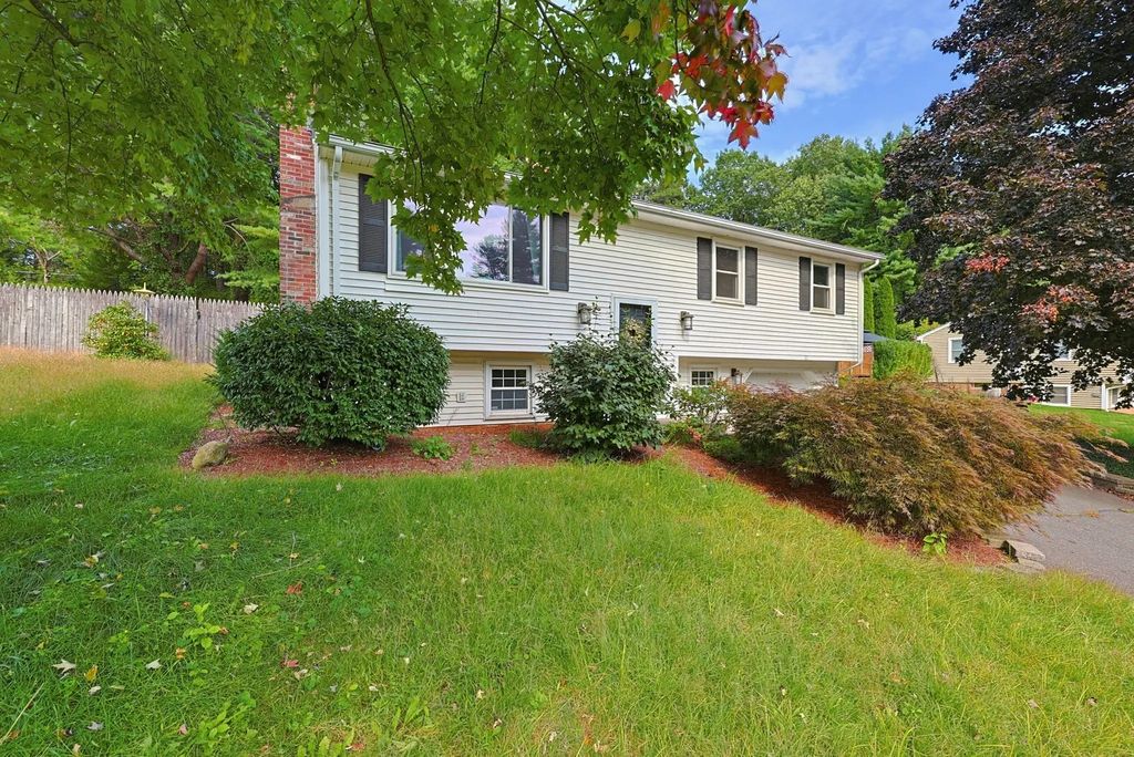 27 Country Club Dr, Westfield