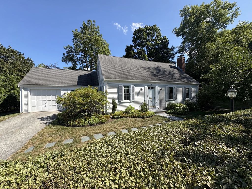 4 Home Meadows Ln, Hingham