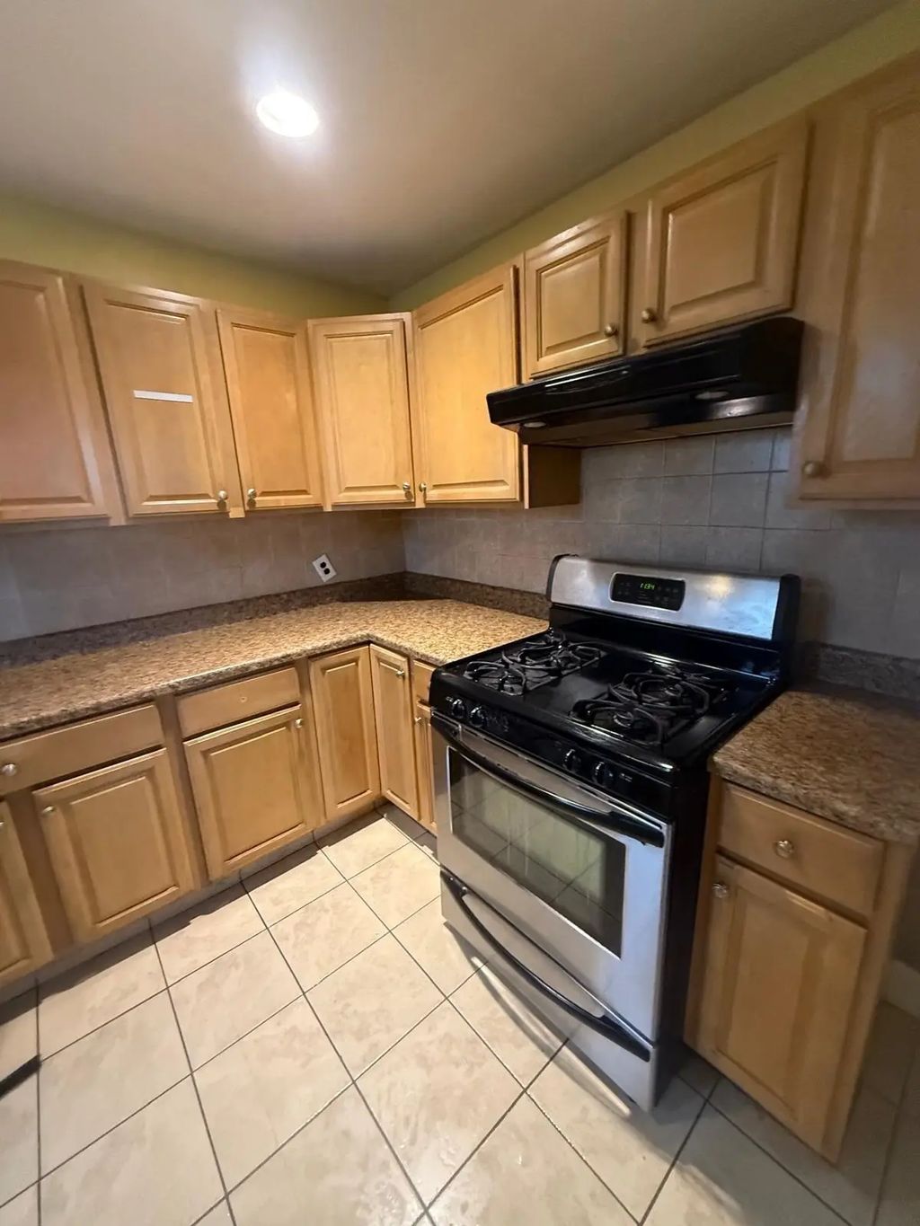 1846 R S Main St R, Fall River