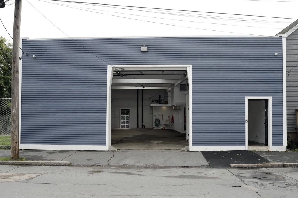 930 County, New Bedford